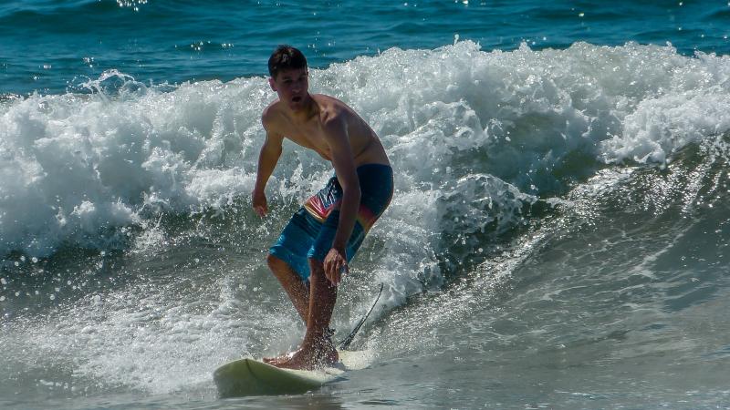 Simon Boeger surfing